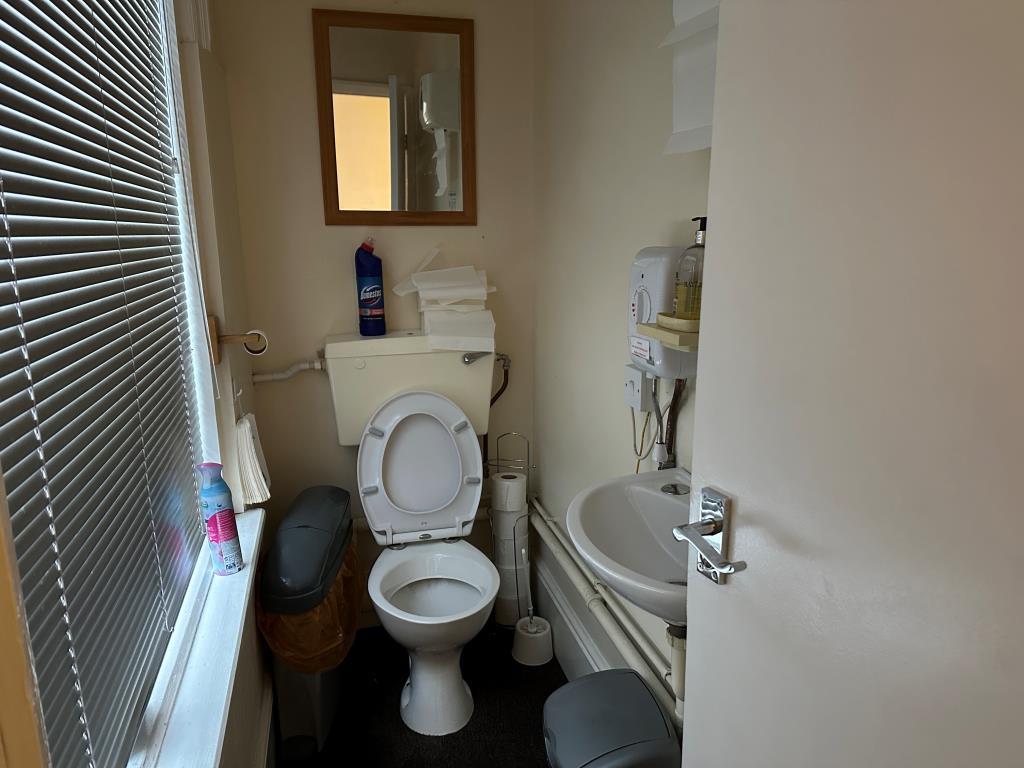 Lot: 19 - THREE STOREY COMMERCIAL UNIT FOR INVESTMENT - W/C